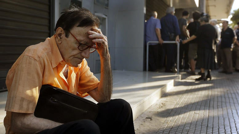 Αφαίμαξη 864 εκατ. ευρώ από τα εισοδήματα μισθωτών και συνταξιούχων – Διαλύουν τον κοινωνικό ιστό